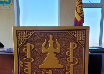 435 дугаар хорих ангийн хүмүүжигчид “Монголын нууц товчоо”-г зүү ороолгон монгол бичгээр бичин ном урлажээ