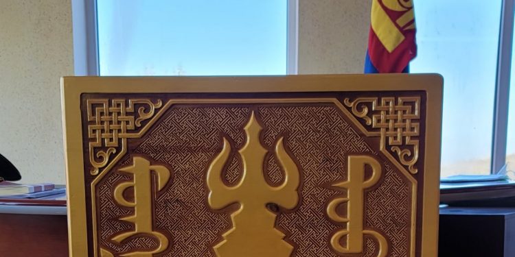 435 дугаар хорих ангийн хүмүүжигчид “Монголын нууц товчоо”-г зүү ороолгон монгол бичгээр бичин ном урлажээ