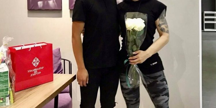 МУГТ Г.Угалзцэцэгийн хүү цэргээс ирж, дуурийн дуучин Ө.Уянга, жүжигчин Д.Ганцэцэгийн хүү цэрэгт мордлоо