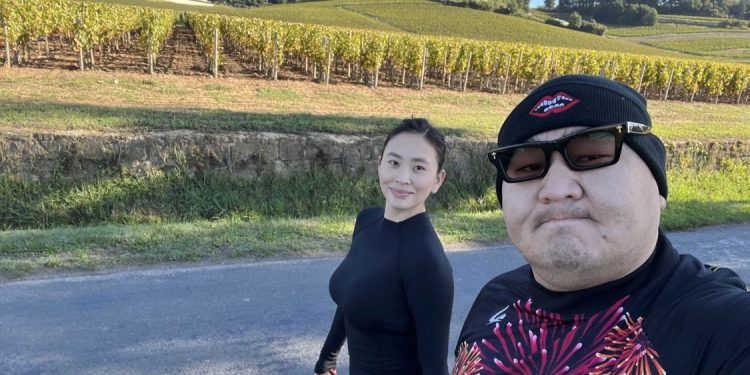 Аса аварга эхнэртээ компаниа эзэмшүүлжээ