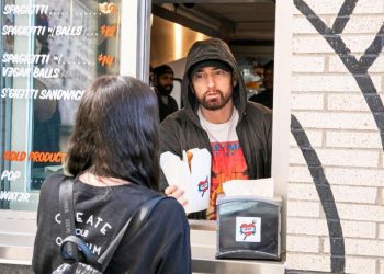 Эминем “Mom’s spaghetti” ресторан нээж, нээсэн өдрөө өөрөө үйлчилжээ