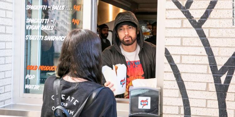 Эминем “Mom’s spaghetti” ресторан нээж, нээсэн өдрөө өөрөө үйлчилжээ