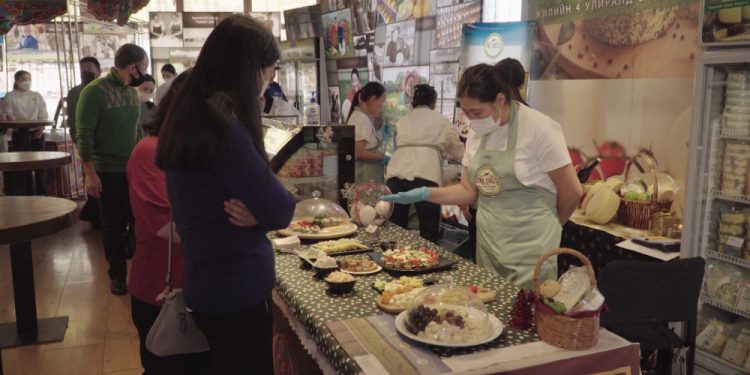 Я.Энхээ: Энэ жил 160 гаруй тонн бяслаг хийсэн