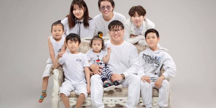 “Дижитал”-ын Эрка 41 насандаа 8 хүүхдийн аав болох нь