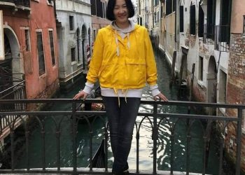 Италид дүрслэх урлагийн академи төгссөн бүсгүй саналаараа Хутаг-Өндөрт багшилж байна