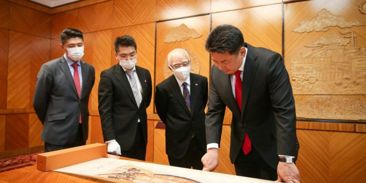 Японд байсан Юань гүрний цэргийн довтолгоог дүрсэлсэн зургийг хүлээлгэн өглөө