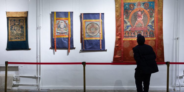 3316 ширхэг сувд, 297 ширхэг шүрээр чимэглэсэн хосгүй үнэт бүтээлийг үзүүллээ