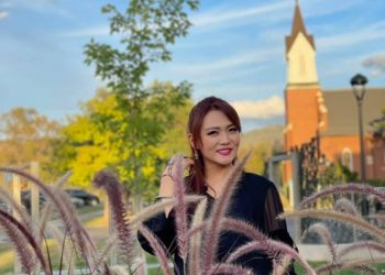 Дуучин С.Сэрчмаа 3 дахь хүүхдээ Америкт төрүүлэх үү?