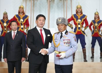 “Сүхбаатар” хөлөг онгоцыг татан гаргах ажиллагаанд оролцсон алба хаагч, эрдэмтэн, судлаачдад төрийн одон, медаль гардуулав