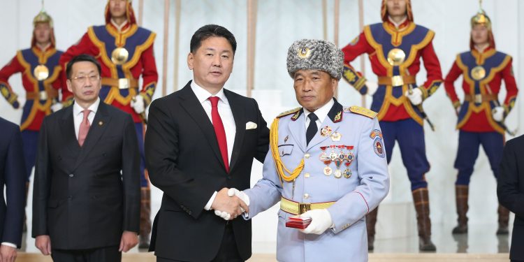 “Сүхбаатар” хөлөг онгоцыг татан гаргах ажиллагаанд оролцсон алба хаагч, эрдэмтэн, судлаачдад төрийн одон, медаль гардуулав