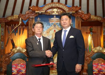 Монгол Улсын Ерөнхийлөгч У.Хүрэлсүх зарлиг гаргаж, шилдэг 4 бүтээлд Монгол Улсын Төрийн шагнал хүртээлээ