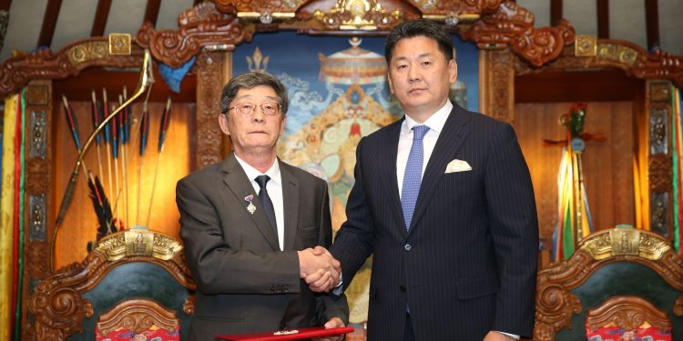 Монгол Улсын Ерөнхийлөгч У.Хүрэлсүх зарлиг гаргаж, шилдэг 4 бүтээлд Монгол Улсын Төрийн шагнал хүртээлээ