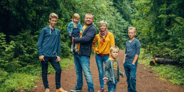 15 хүүхэд өсгөсөн Сергей Силкин Финландын Оны шилдэг аав болжээ