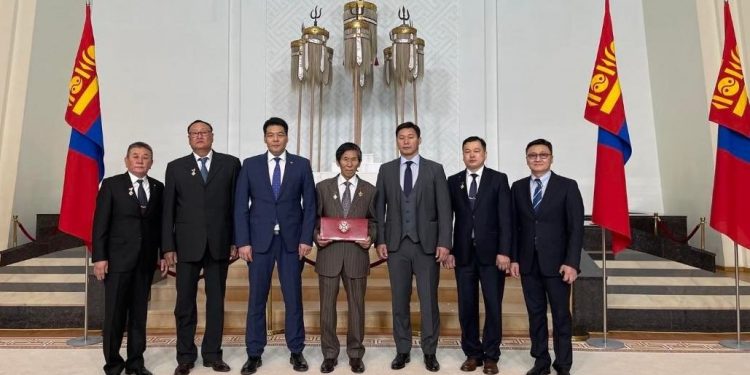 УГТЭ-ийн Мэс заслын баг Төрийн соёрхол хүртлээ