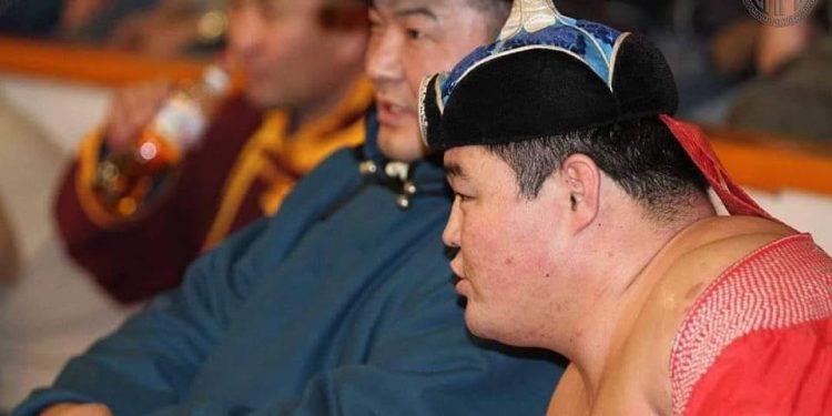 Б.Адъяахүү: Эр хоёр эндэж, эрэг нэг биш удаа нурлаа…