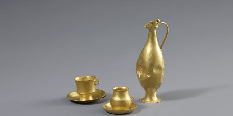 Билгэ хааны алтан эдлэлийг олон нийтэд үзүүлж байна