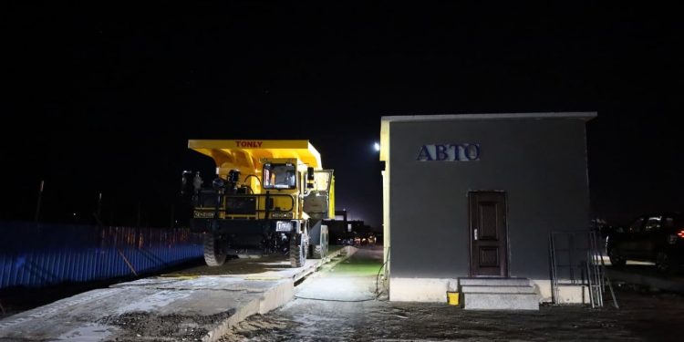 Эрээн-Замын Үүдийн хилийн боомтоор ачаа тээвэр нэвтэрч эхэллээ