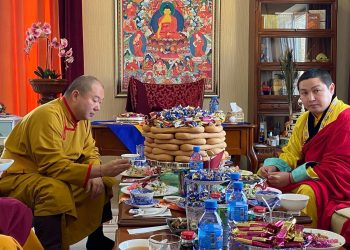 Халимагийн шашны тэргүүн Дилав хутагт Наро ванчин гэгээнтэй уулзав