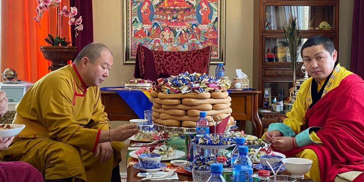 Халимагийн шашны тэргүүн Дилав хутагт Наро ванчин гэгээнтэй уулзав