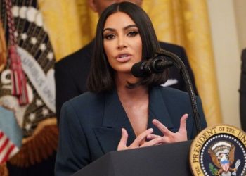 Гурван удаа хуулийн шалгалтад унасан Ким Кардашиан 4 дэх оролдлогоороо тэнцлээ