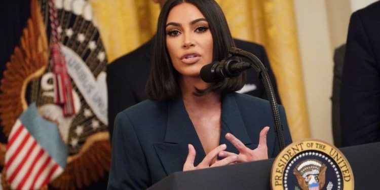 Гурван удаа хуулийн шалгалтад унасан Ким Кардашиан 4 дэх оролдлогоороо тэнцлээ