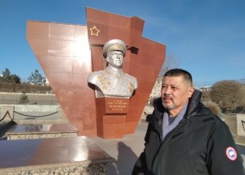 Максим Муратович: Орос-3 сургуулийн Ж.Соронзон захирал сургуулийнхаа багш ажилтнуудыг зоддог нь үнэн