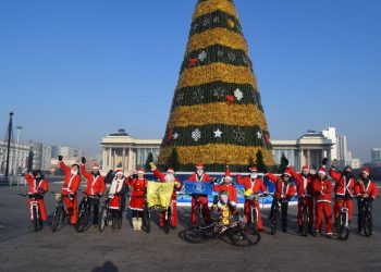 Дугуйтай залуус Санта болж 330 хүүхдэд бэлэг өгчээ