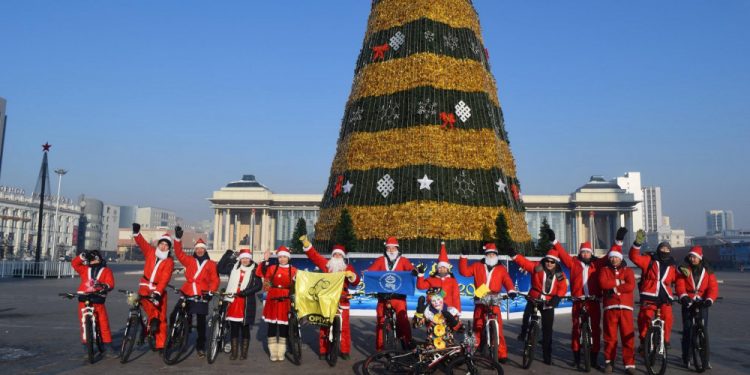 Дугуйтай залуус Санта болж 330 хүүхдэд бэлэг өгчээ