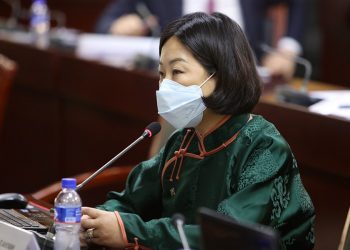 УИХ-ын гишүүн асан Р.Будын гэргий нөхрийнхөө охин П.Анужинд зориулан “Урангоо” шүлэг бичжээ