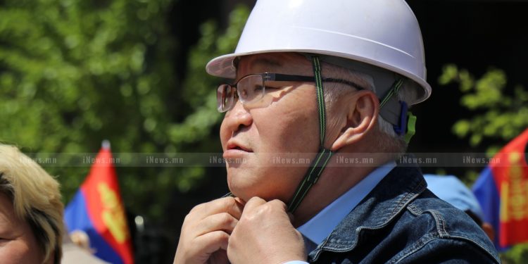 Э.Бат-Үүл: Путины ташуурыг хугартал тэмцэнэ