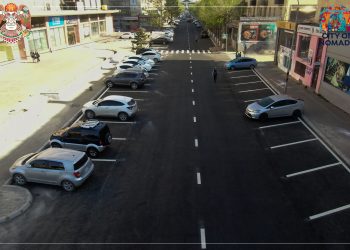 Их дэлгүүрийн зүүн талын замын асфальт бетон хучилтыг хийж дууслаа