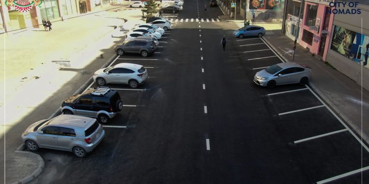 Их дэлгүүрийн зүүн талын замын асфальт бетон хучилтыг хийж дууслаа