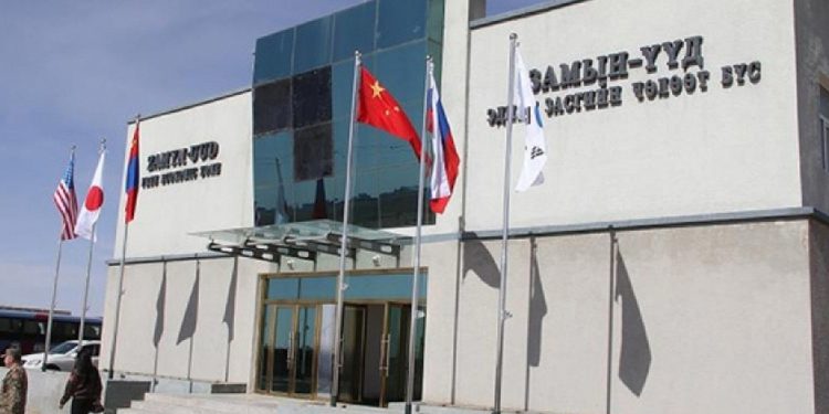 ​Замын-Үүд-Эрээн боомтоор ачаа бараа саадгүй нэвтрүүлж эхэллээ