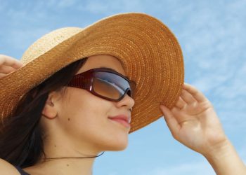 Нарны шилийг үл ойшоох, бээлий өмсөхгүй байх нь арьсыг хөгшрүүлдэг