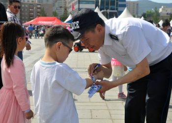 Хүүхдийнхээ халаасанд УТАСНЫ ДУГААРАА бичиж хийгээрэй