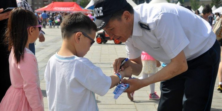 Хүүхдийнхээ халаасанд УТАСНЫ ДУГААРАА бичиж хийгээрэй