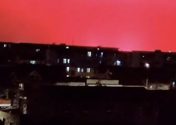 Хятадад тэнгэр час улаан болж, иргэдийг айлгав