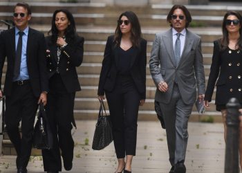 Жонни Деппийн алдартай өмгөөлөгчдийн баг