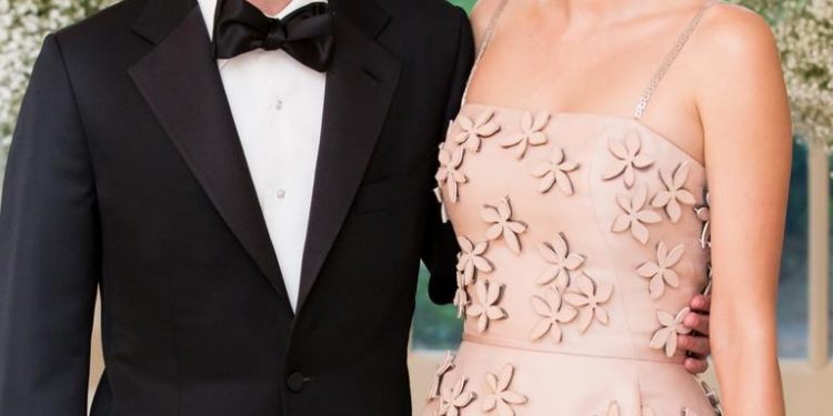 Snapchat-ын эзэн Эван Шпигел, эхнэр Миранда Керрийн хамт 10 сая долларын зээл төлөв