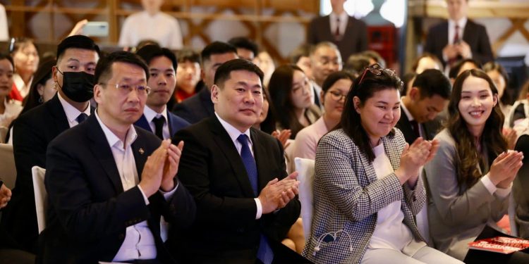 Анх удаа дэлхийн шилдэг их сургуулийн тэтгэлэг олгов