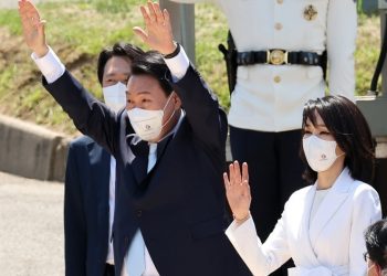 Тэд хүүхэдгүй бөгөөд дөрвөн нохой, гурван мууртайгаа амьдардаг