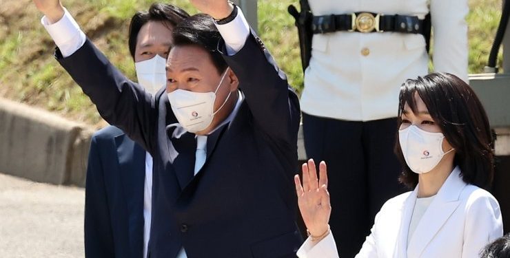 Тэд хүүхэдгүй бөгөөд дөрвөн нохой, гурван мууртайгаа амьдардаг