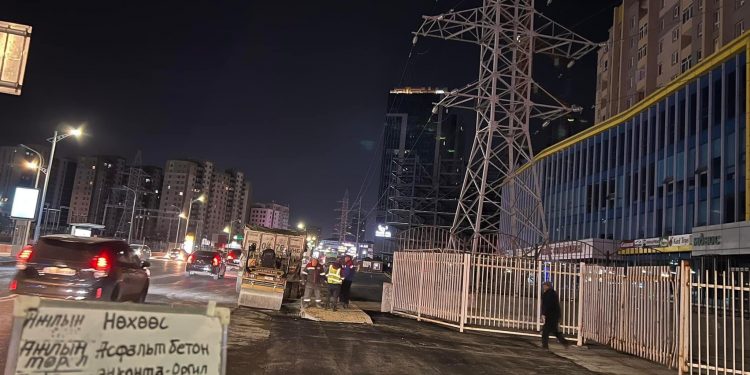 Замын тэмдэглэгээ шинэчлэх, нүхэн эвдрэлийг засварлах ажлыг шөнийн цагаар гүйцэтгэж байна