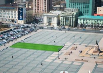 Төв талбайд дэвссэн хиймэл зүлэг рүү иргэдийг нэвтрэхгүй байхыг хүсжээ