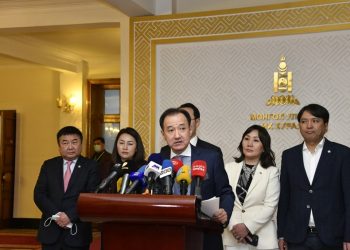 Төрийн ордонд жинсэн өмд, пүүз, “сандал”-тай орж болно