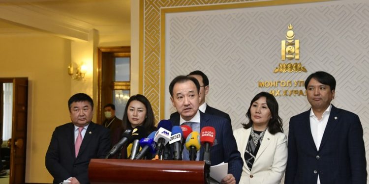 Төрийн ордонд жинсэн өмд, пүүз, “сандал”-тай орж болно