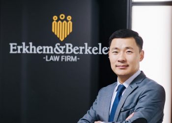 Төрийн хэмнэлтийн хуулиар хамгийн түрүүнд Хөгжлийн банкны дэд захирал Ж.Эрхэмбаатар ажлаа өглөө