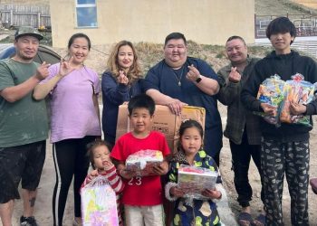 Ноён Бондгор, хөтлөгч М.Батбилэг нар 7 хүүхэдтэй өнөр өтгөн гэр бүлд тус болжээ