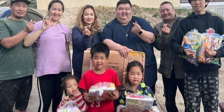 Ноён Бондгор, хөтлөгч М.Батбилэг нар 7 хүүхэдтэй өнөр өтгөн гэр бүлд тус болжээ