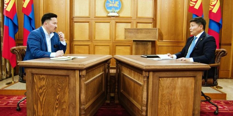 Х.Нямбаатар: Монгол Улсын Ерөнхийлөгчийн нэг оройн шампансктай шинэ жилийн мэндчилгээ нэг их наяд төгрөг хүрдэггүй л байх ёстой